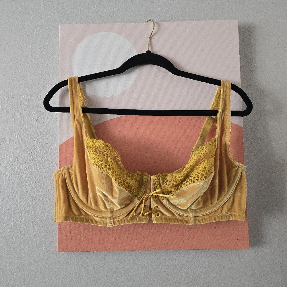 SAVAGE X FENTY 38DD Velvet Vixen Lace-Up Bra - Honeycomb